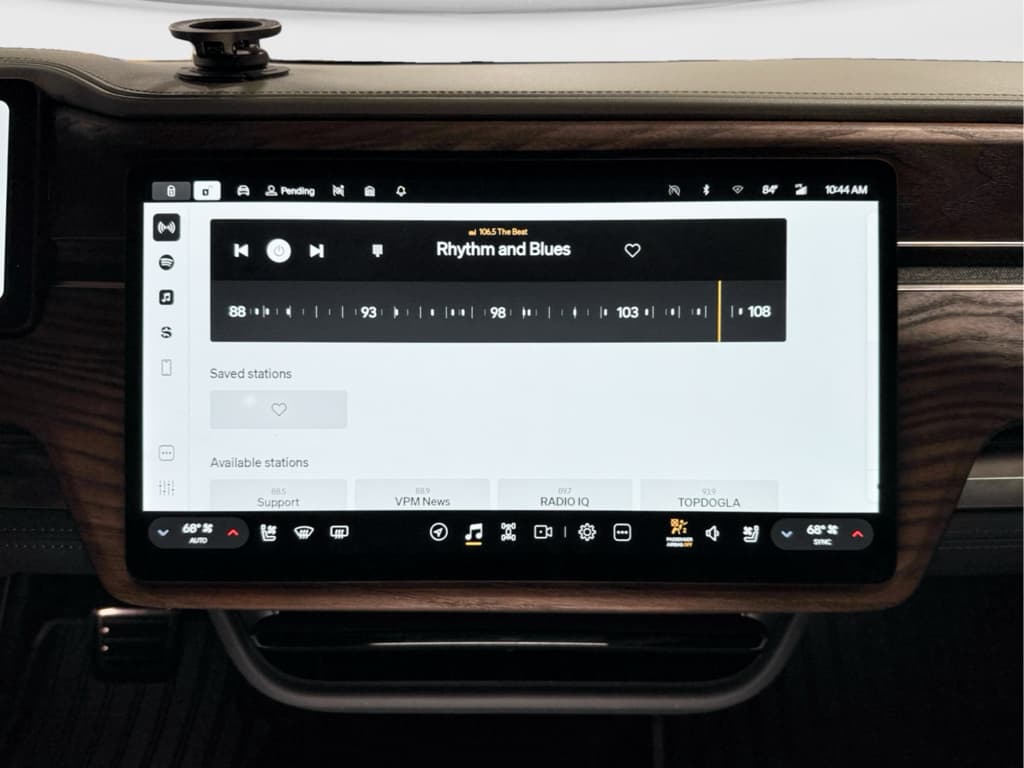 2023 Rivian R1S view 13