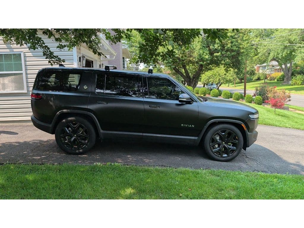2023 Rivian R1S view 3