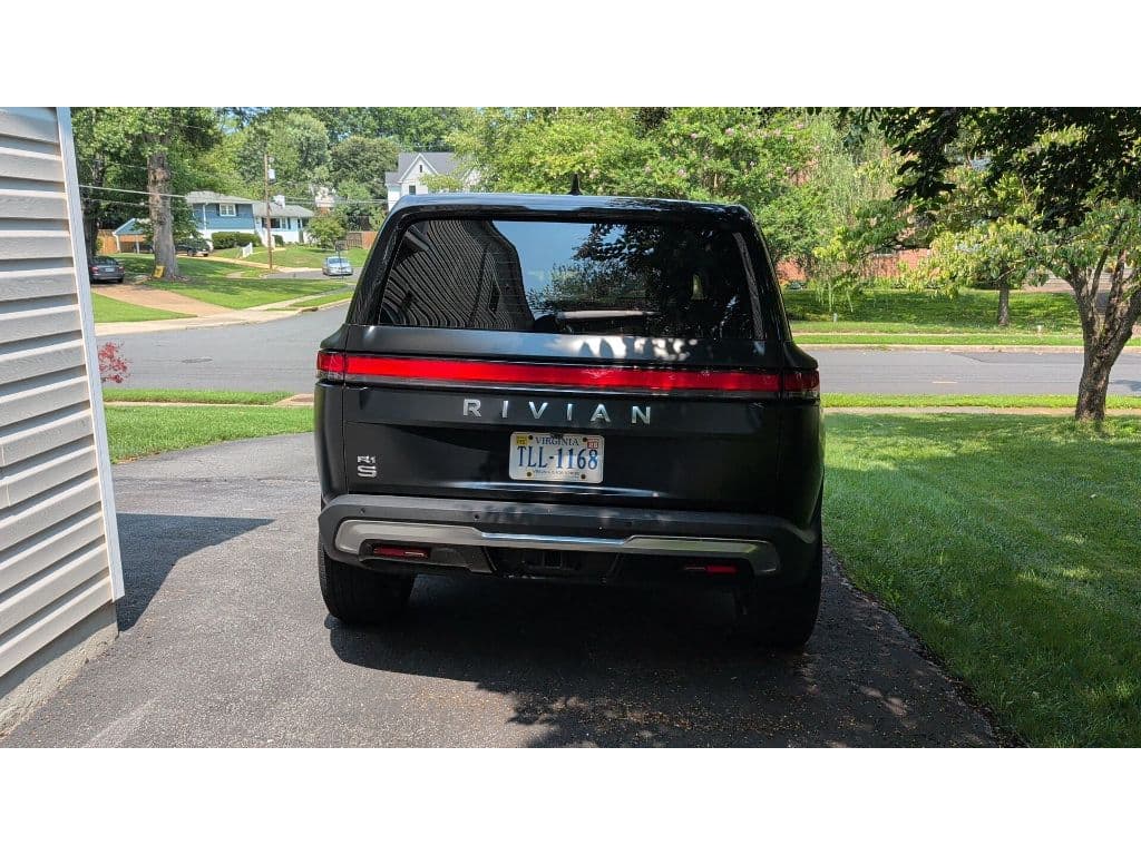 2023 Rivian R1S view 4