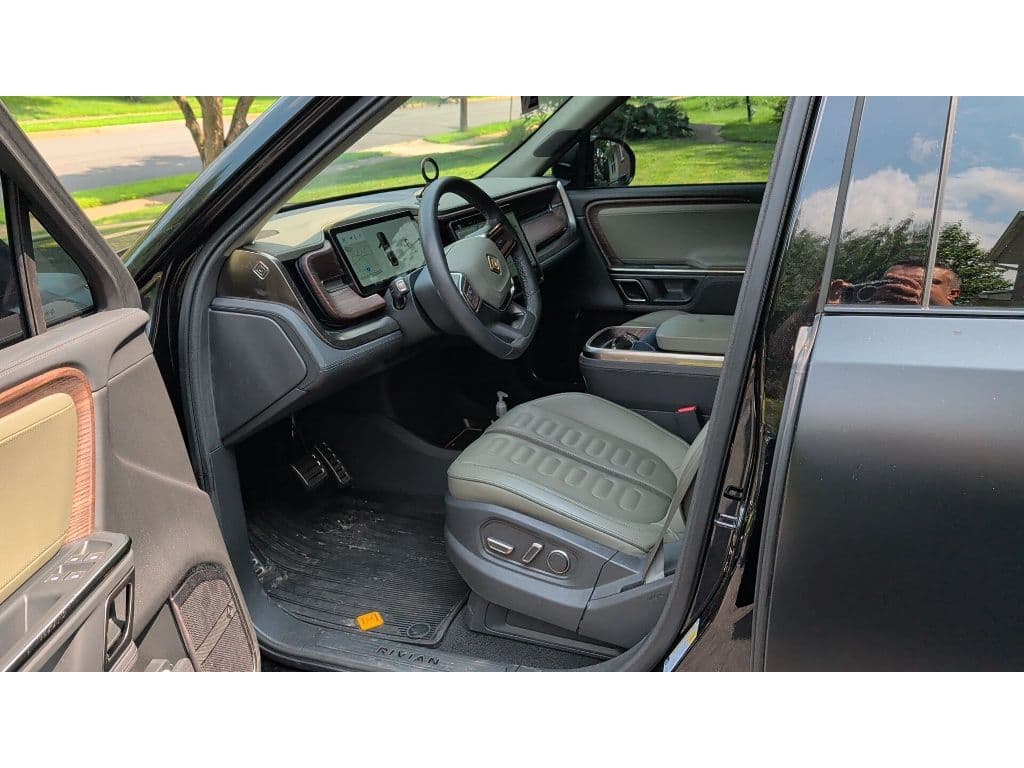 2023 Rivian R1S view 5