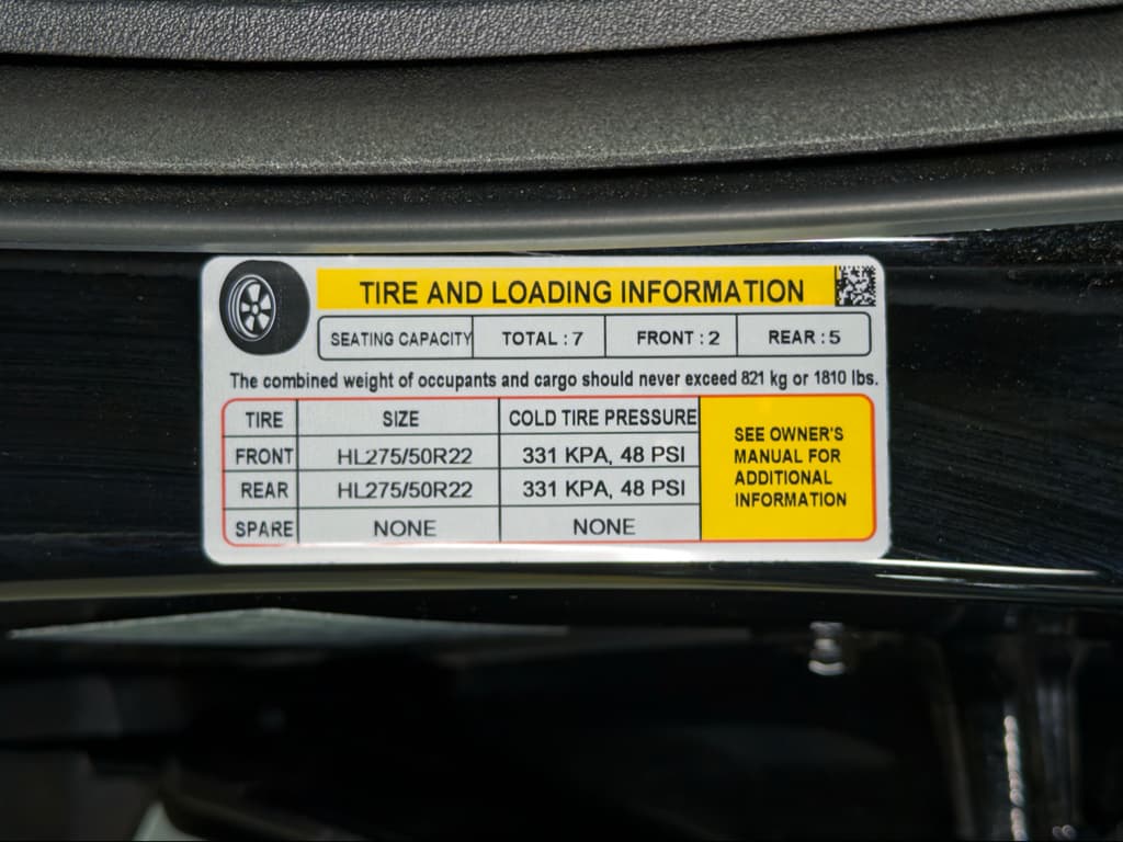 2023 Rivian R1S view 30