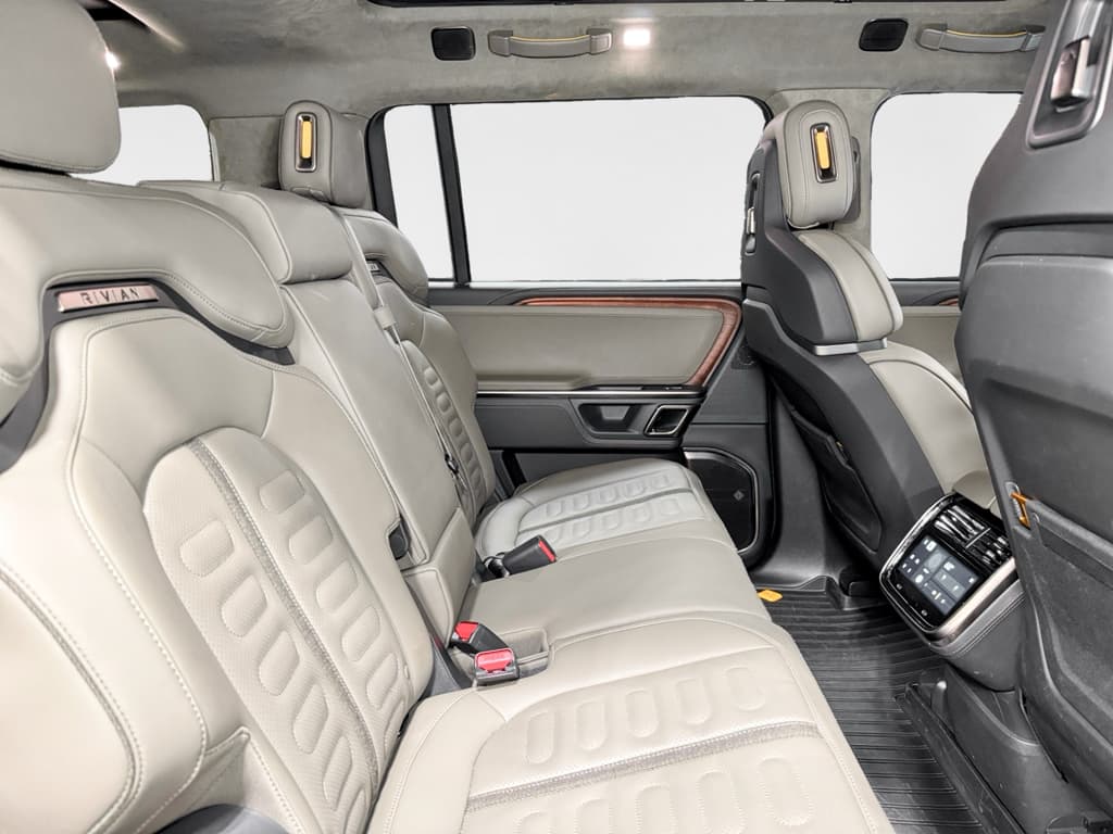 2023 Rivian R1S view 21