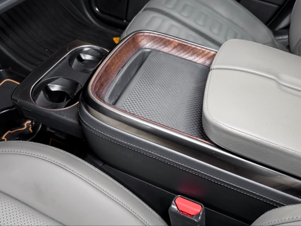 2023 Rivian R1S view 19