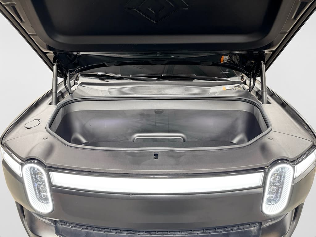 2023 Rivian R1S view 25
