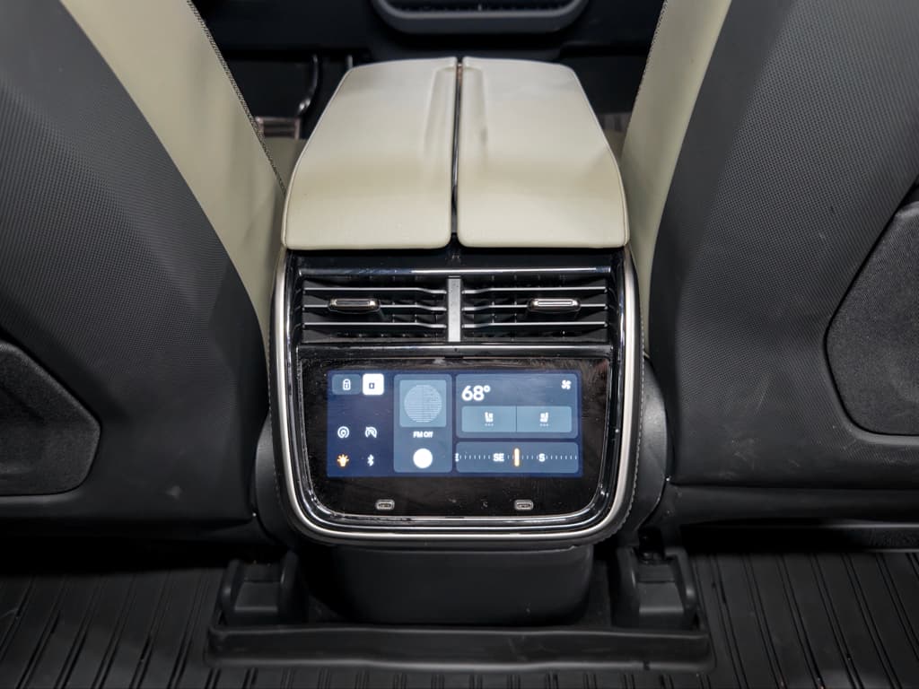 2023 Rivian R1S view 20
