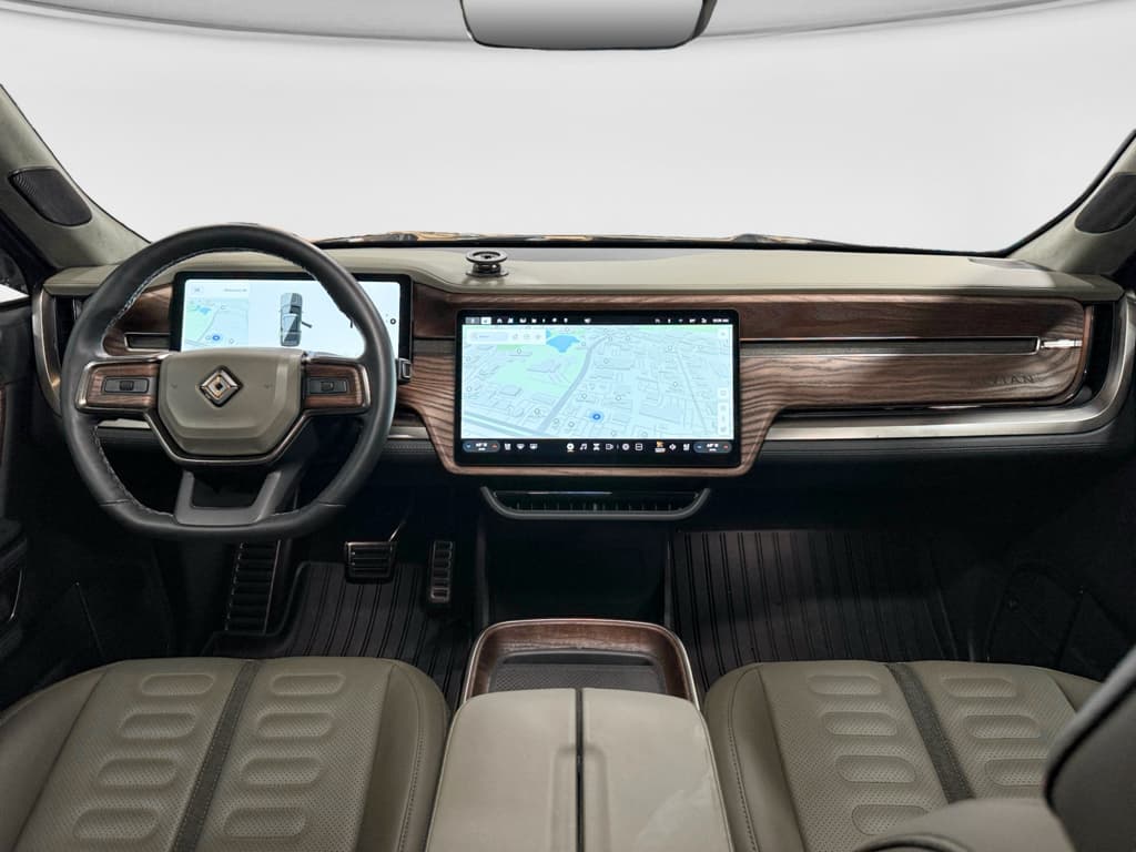 2023 Rivian R1S view 17