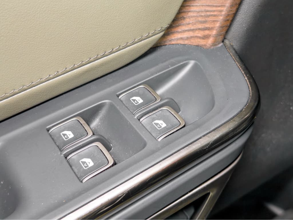 2023 Rivian R1S view 8