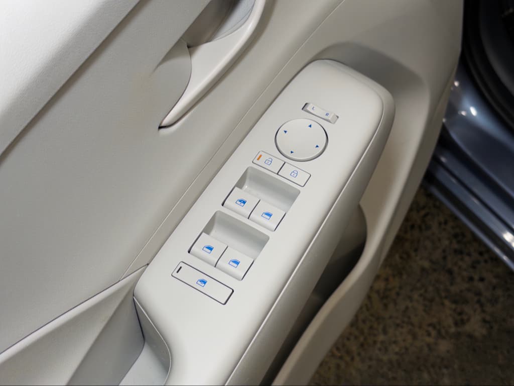 2024 Hyundai Kona view 8