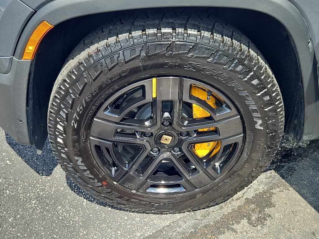 2023 Rivian R1S view 26