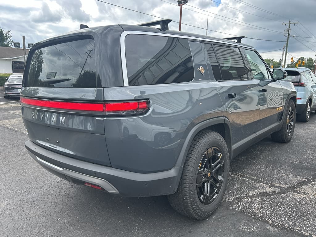 2023 Rivian R1S view 3