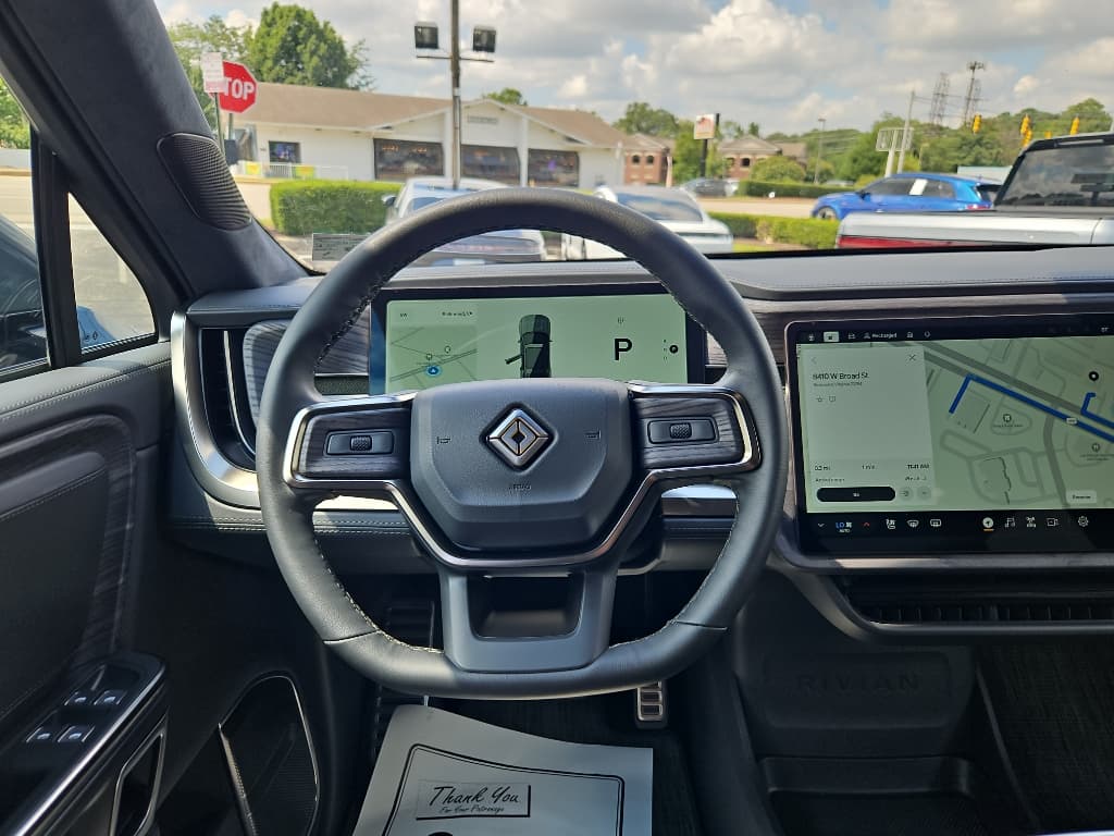 2023 Rivian R1S view 8