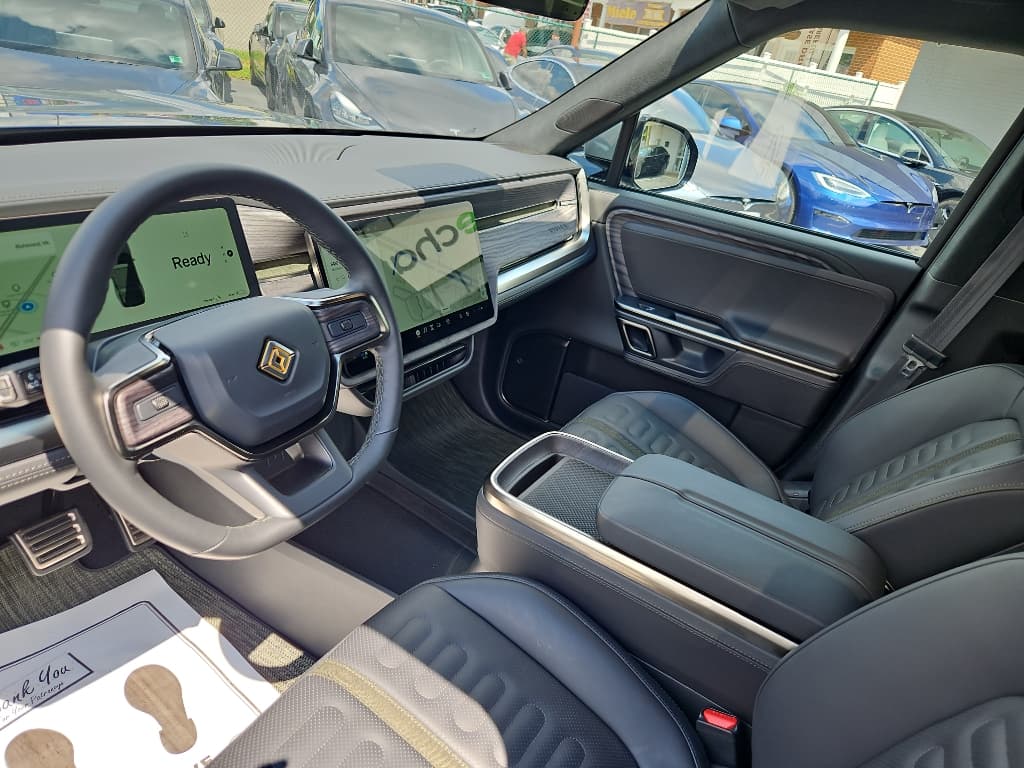 2023 Rivian R1S view 15