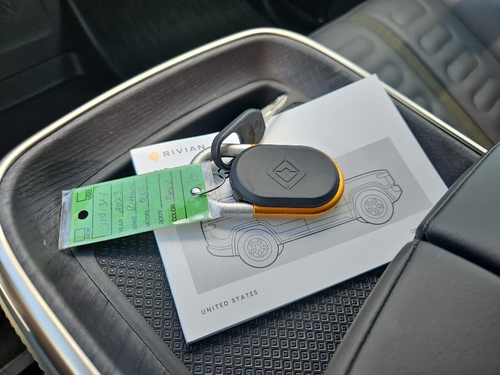 2023 Rivian R1S view 17