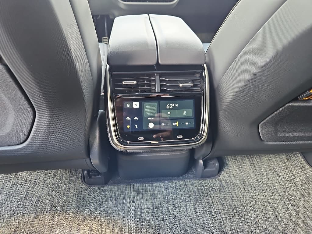 2023 Rivian R1S view 19