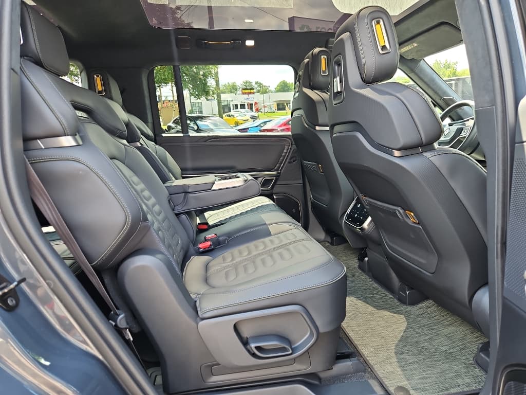 2023 Rivian R1S view 18
