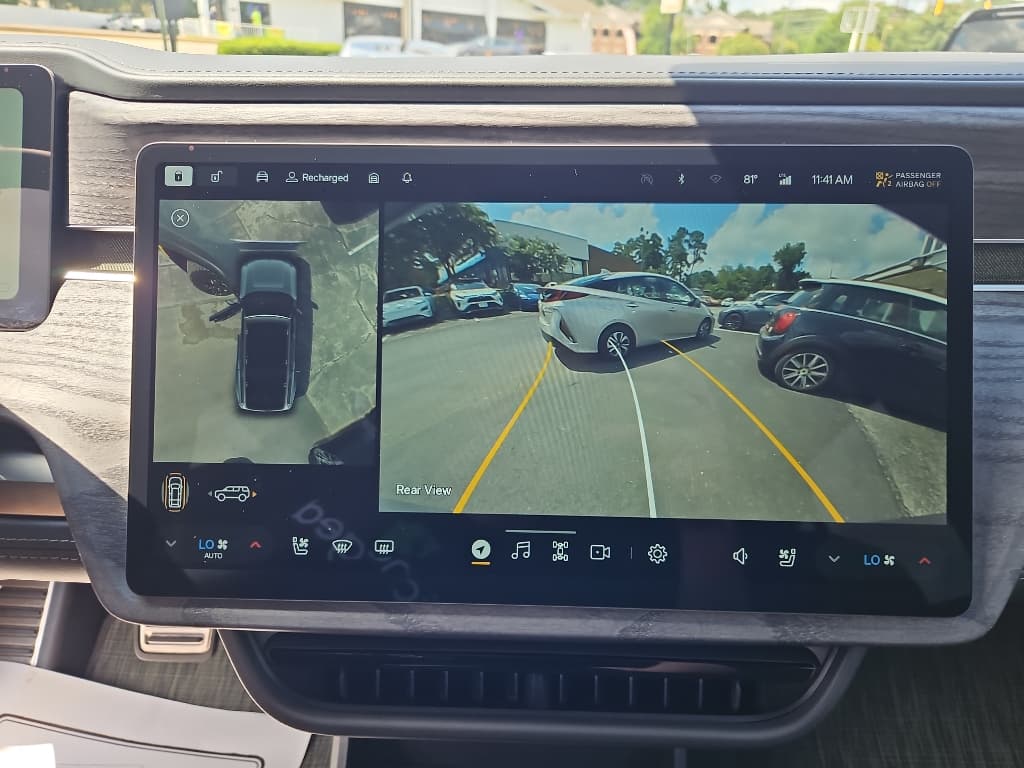 2023 Rivian R1S view 13