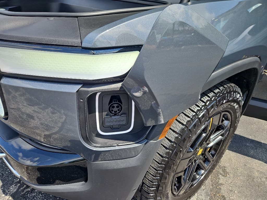 2023 Rivian R1S view 5