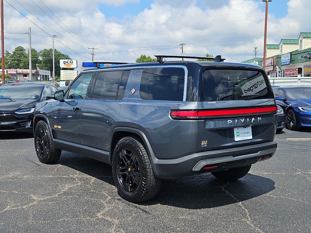 2023 Rivian R1S view 2
