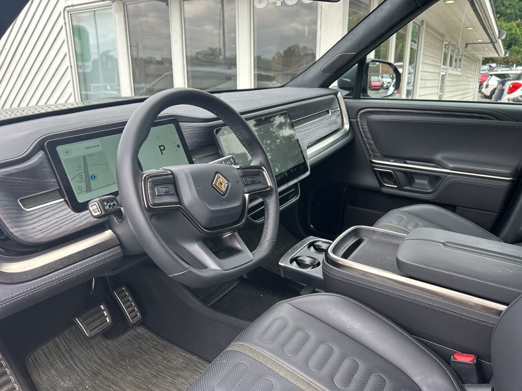 2023 Rivian R1S view 7