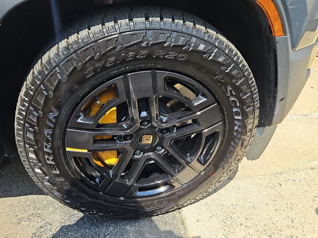2023 Rivian R1S view 32