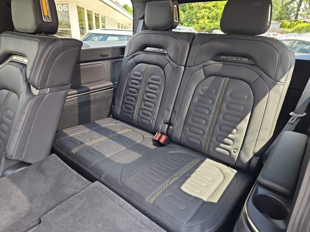 2023 Rivian R1S view 20