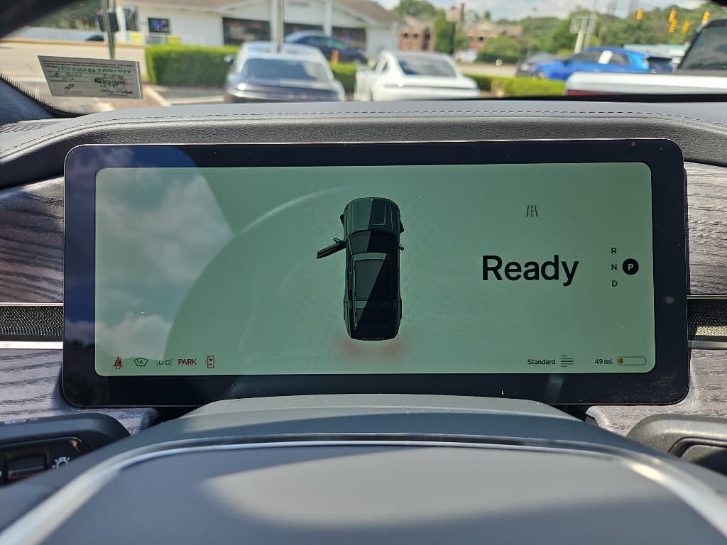 2023 Rivian R1S view 9