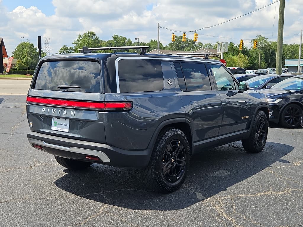 2023 Rivian R1S view 3