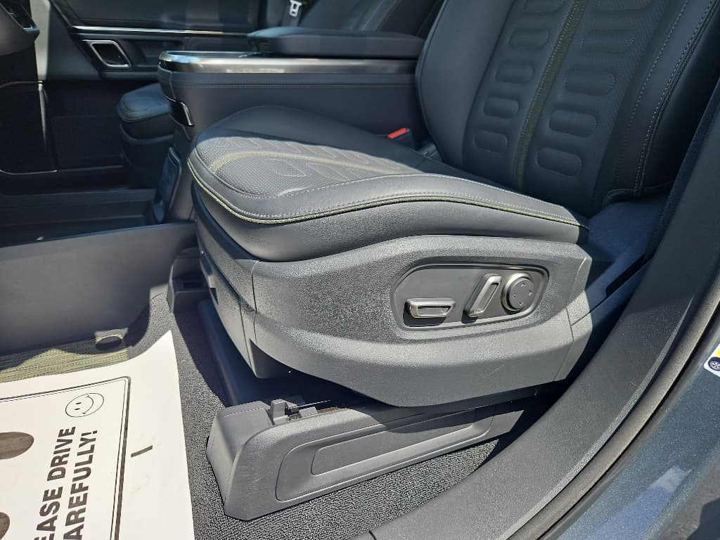 2023 Rivian R1S view 7