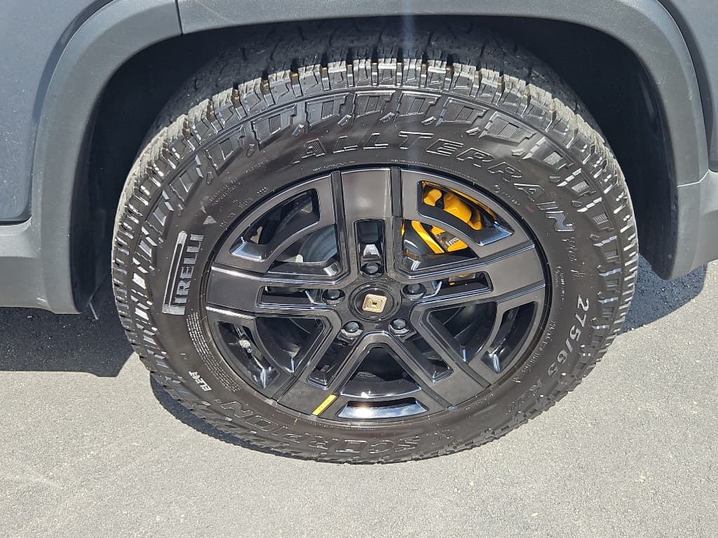 2023 Rivian R1S view 28