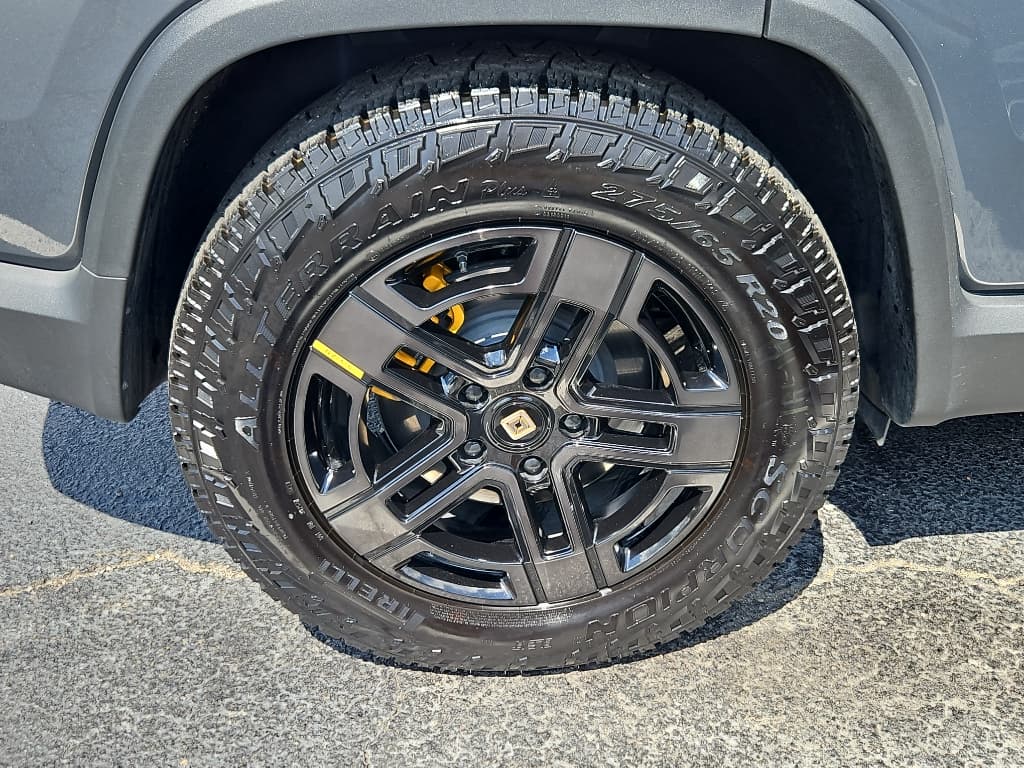 2023 Rivian R1S view 30