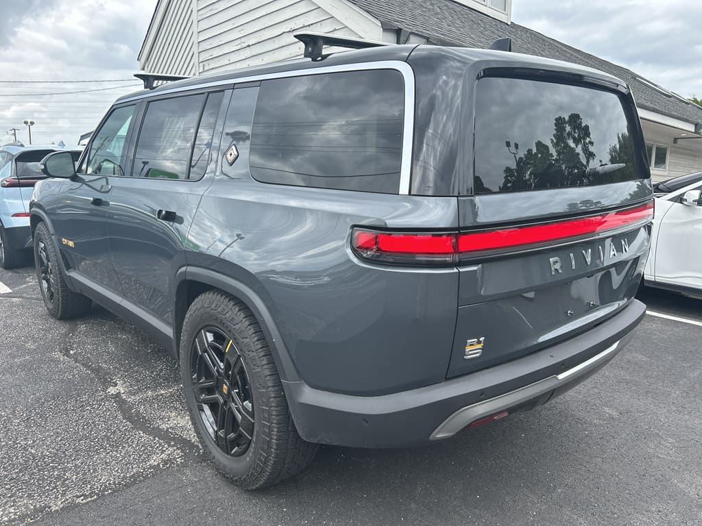 2023 Rivian R1S view 2