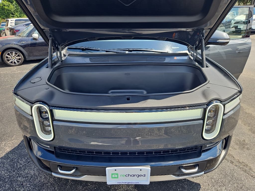 2023 Rivian R1S view 22