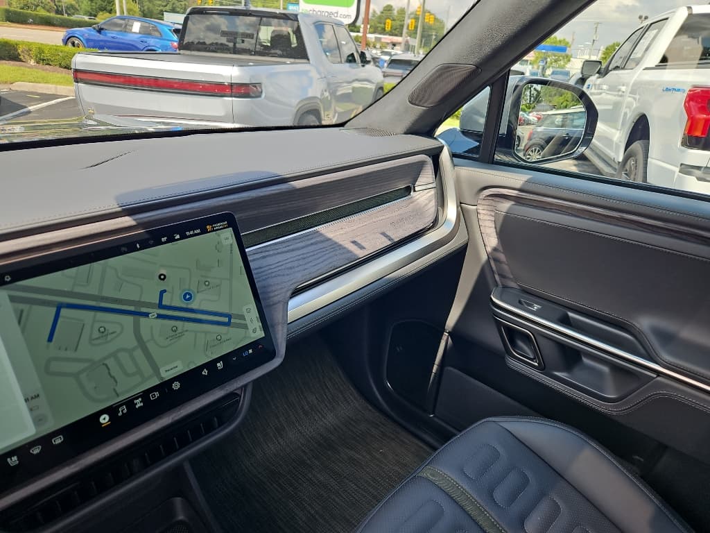 2023 Rivian R1S view 16