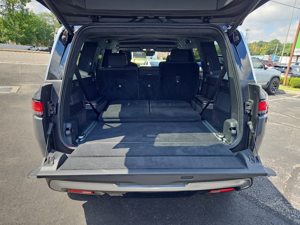 2023 Rivian R1S view 23