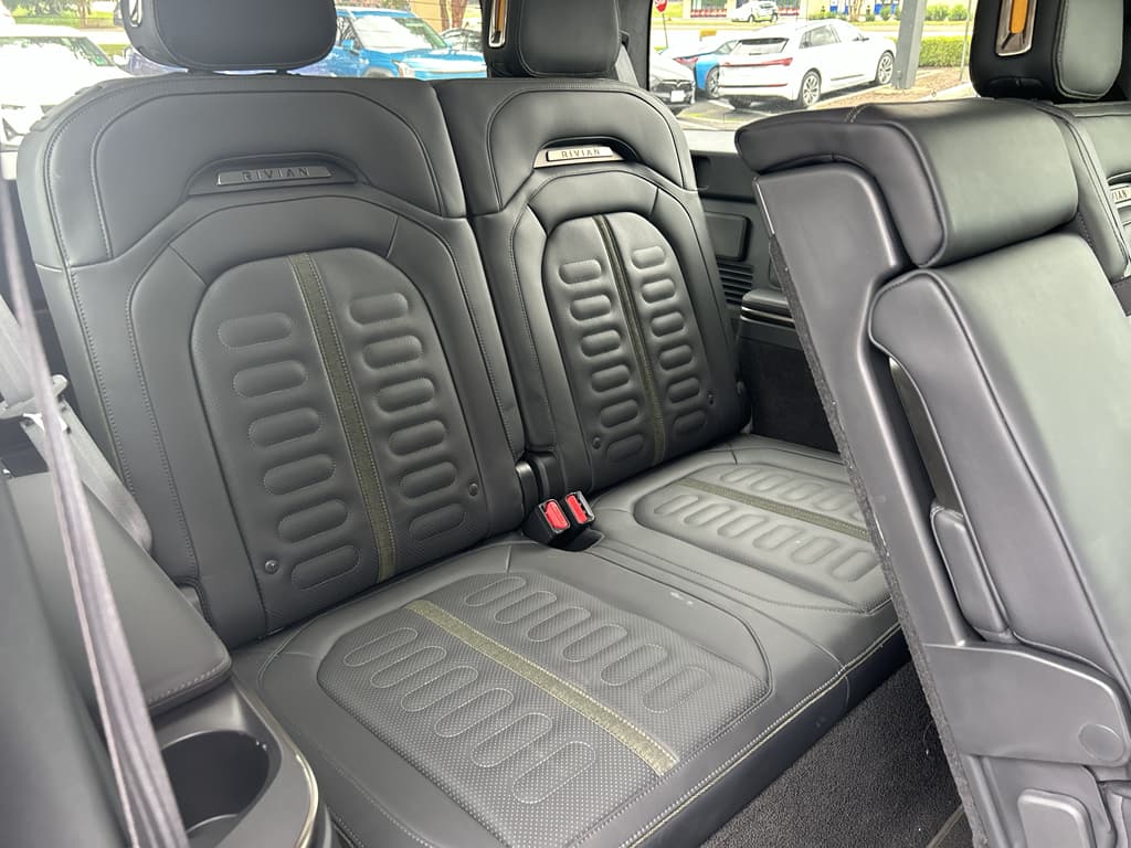 2023 Rivian R1S view 6