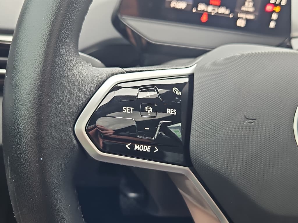 2023 Volkswagen ID.4 view 9