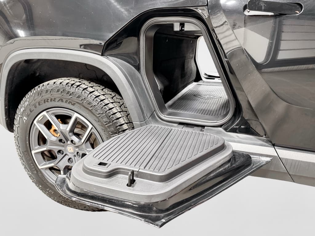 2023 Rivian R1T view 28