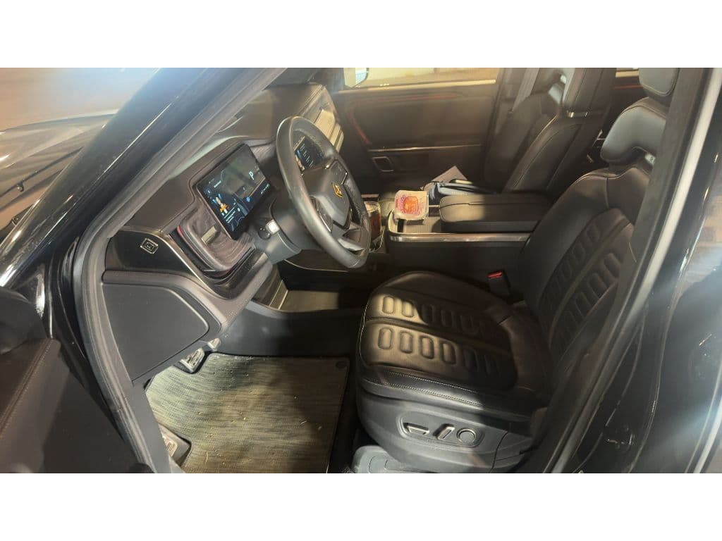 2023 Rivian R1T view 5