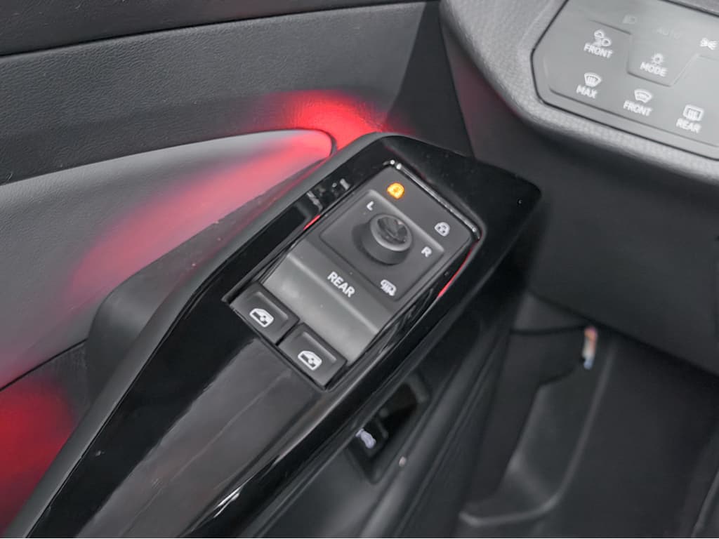 2023 Volkswagen ID.4 view 7