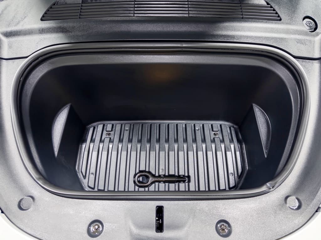 2022 Tesla Model Y view 24