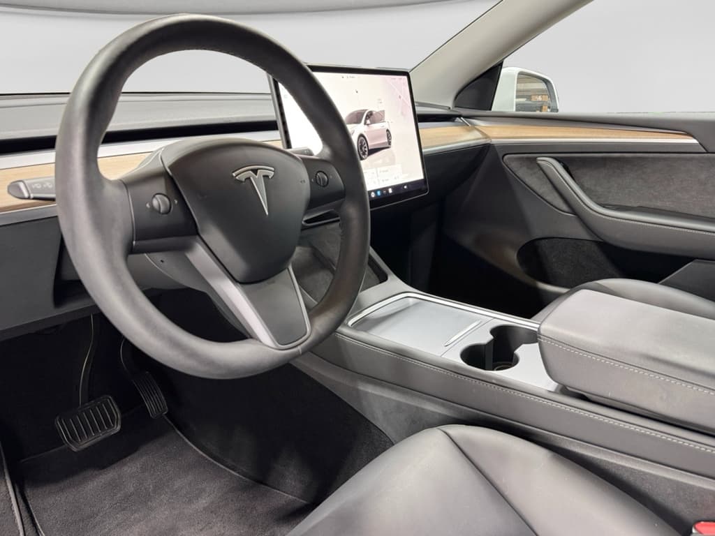 2022 Tesla Model Y view 16