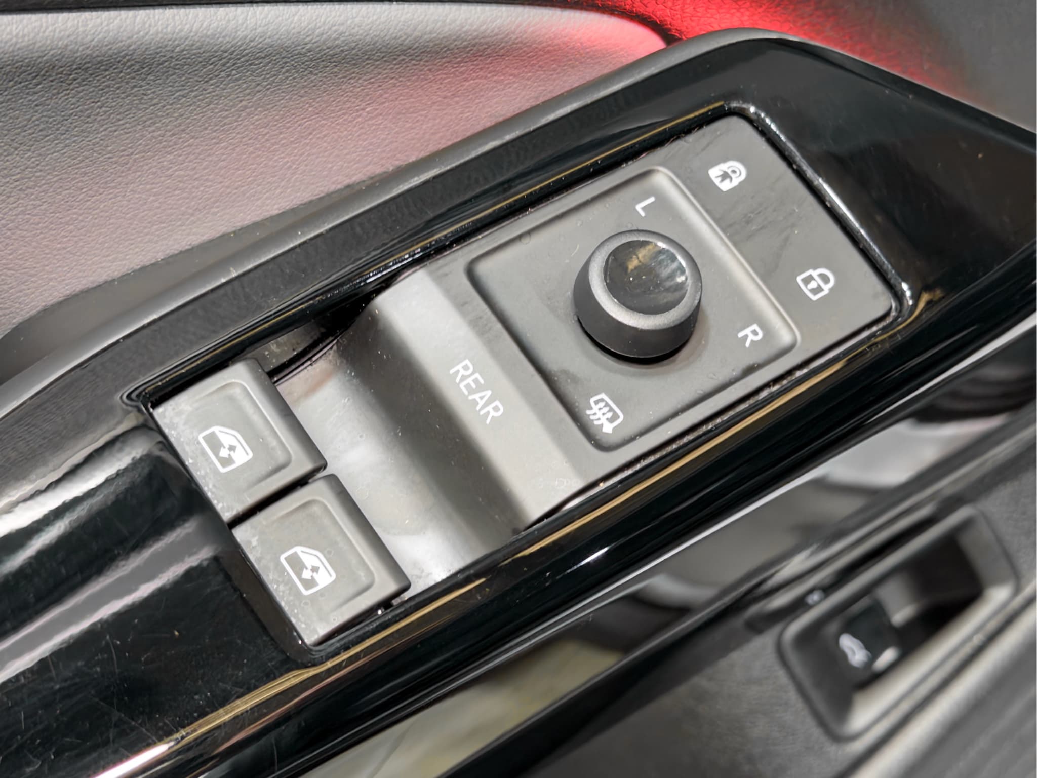 2023 Volkswagen ID.4 view 6