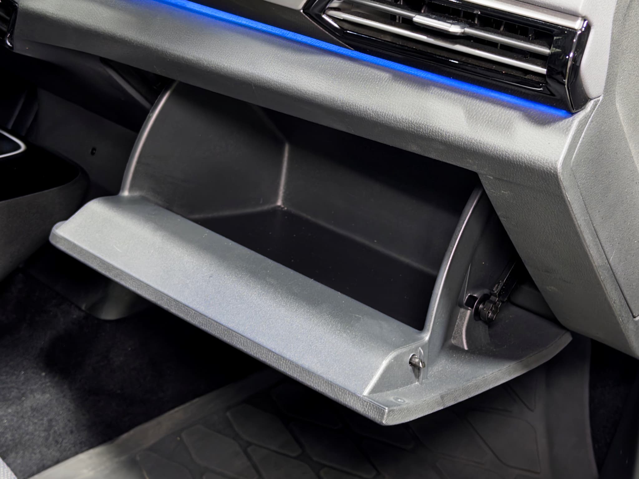 2023 Volkswagen ID.4 view 18