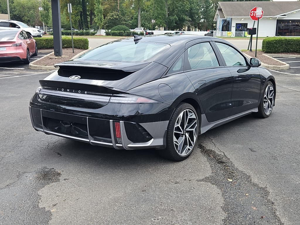 2023 Hyundai IONIQ 6 view 3