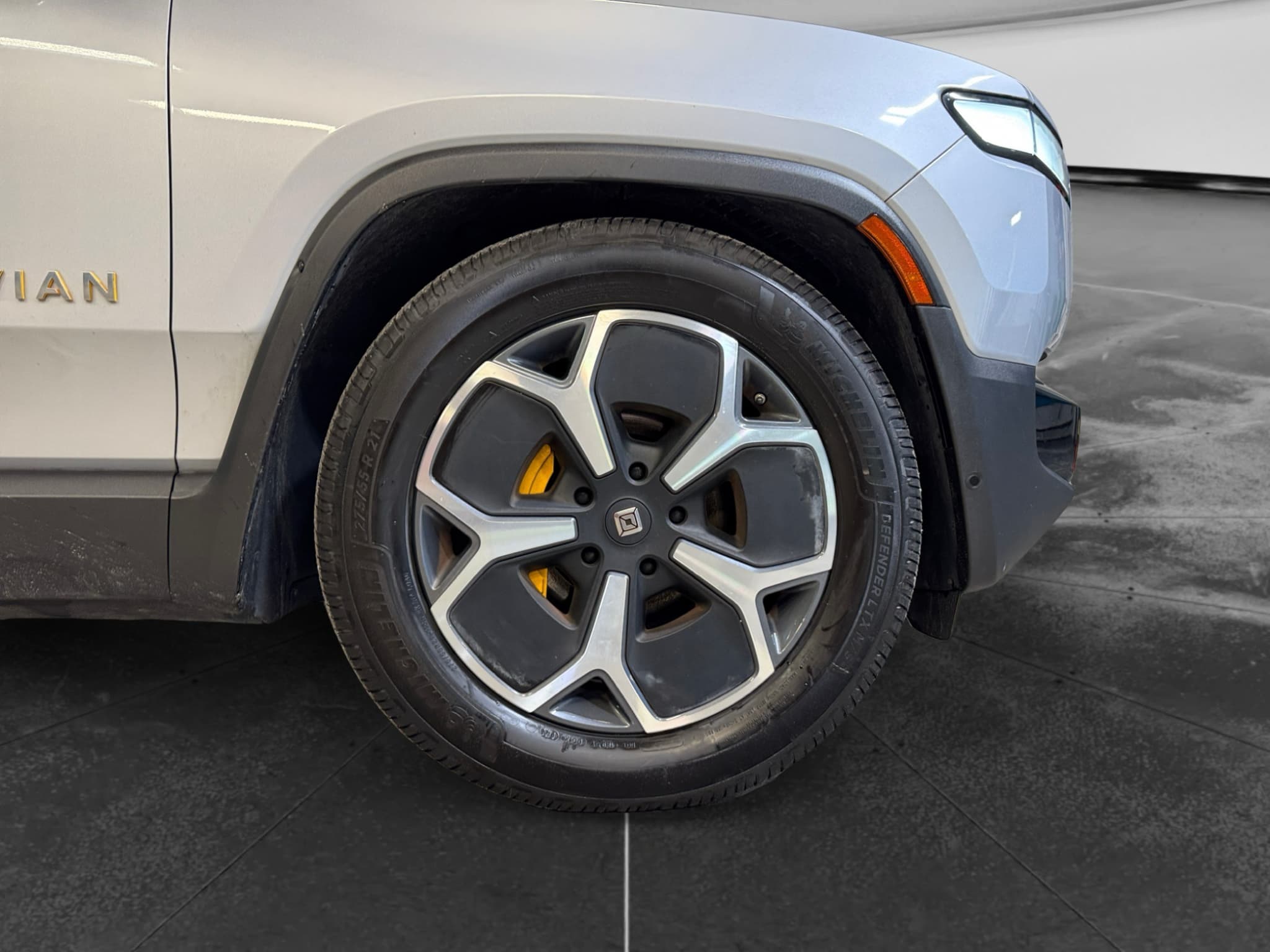 2023 Rivian R1T view 34