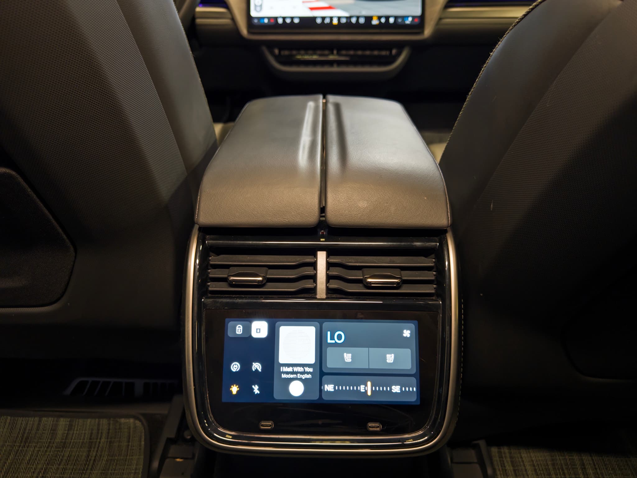 2023 Rivian R1T view 18