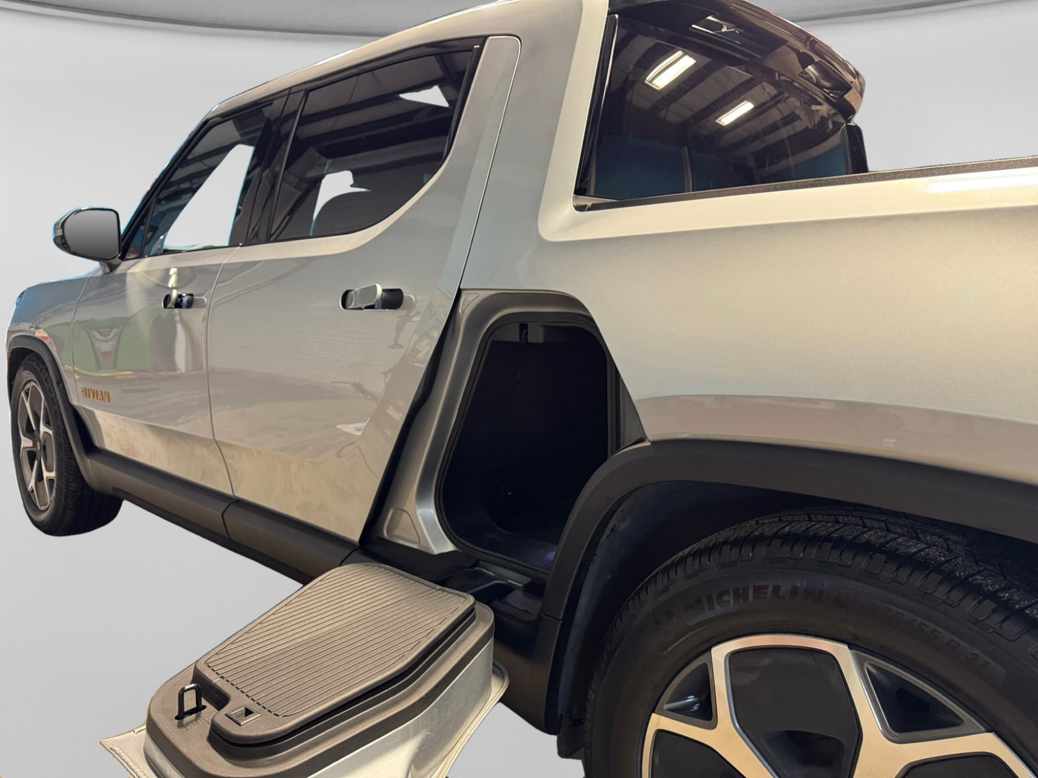 2023 Rivian R1T view 24