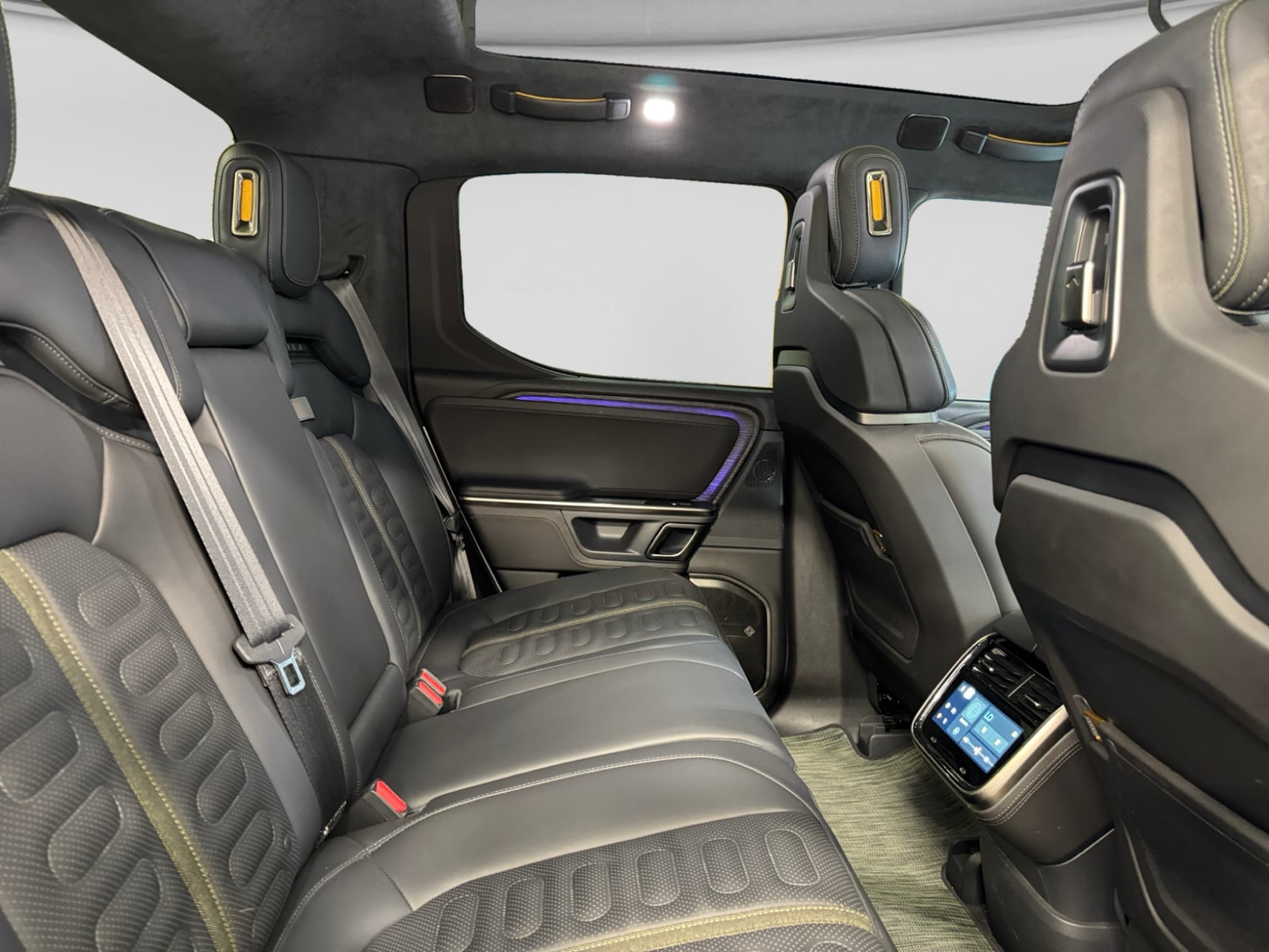 2023 Rivian R1T view 19