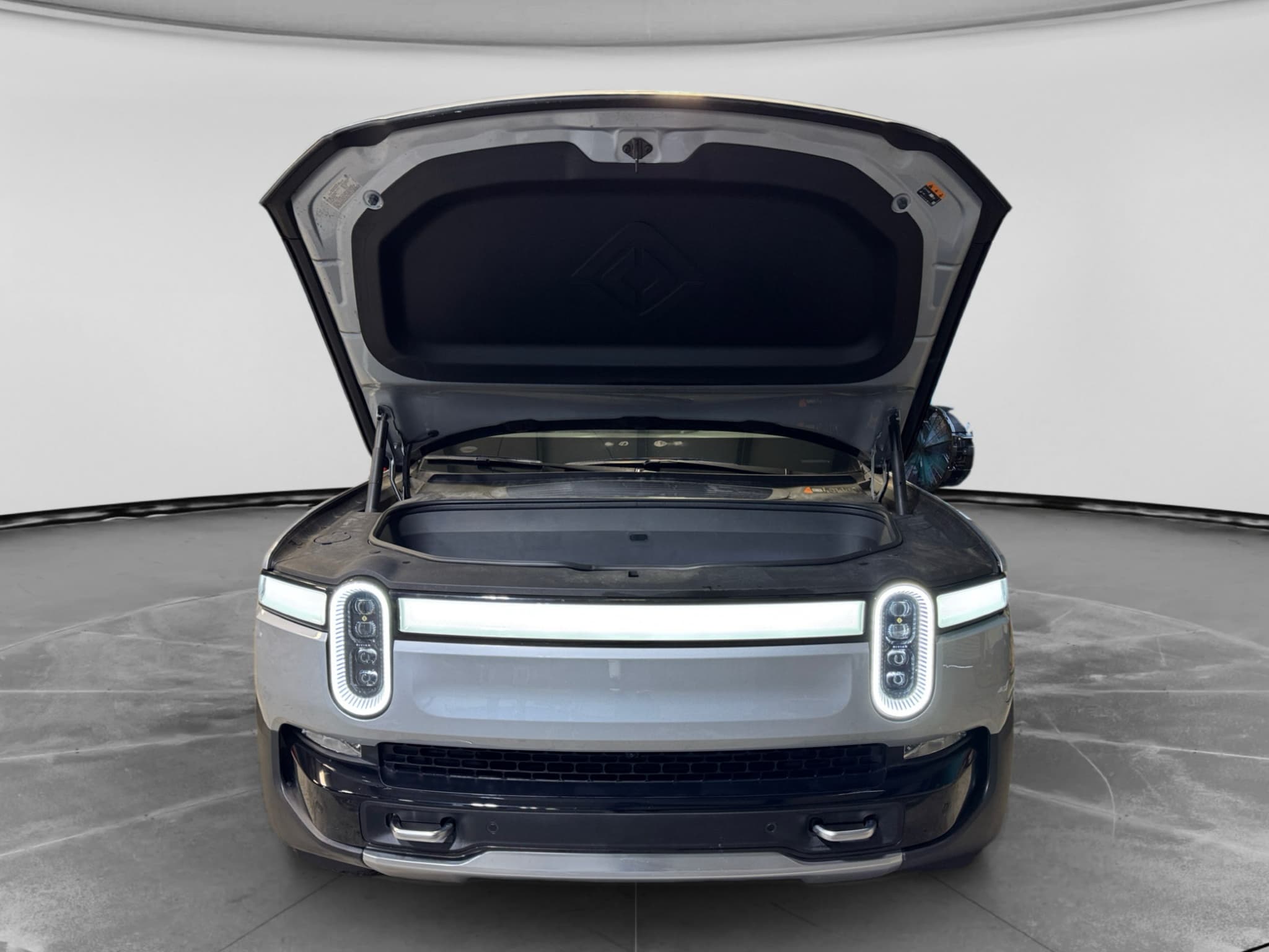 2023 Rivian R1T view 22