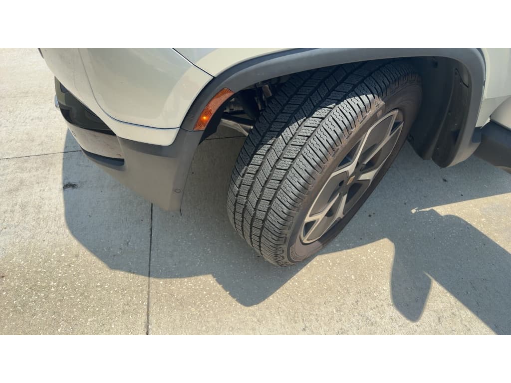 2023 Rivian R1T view 8